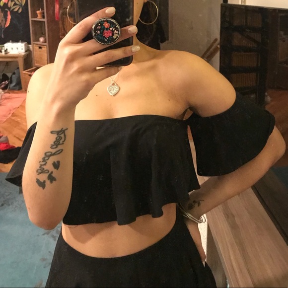 FASHION NOVA FLOWY SHOULDERLESS CROP TOP - Picture 3 of 3